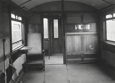 172387 Interieur van een uit Duitsland teruggevoerd beschadigd rijtuig mat. 1924 ( Blokkendozen ) van de N.S.